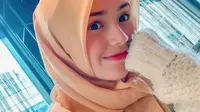 Penampilan cantik Cut Beby Tsabina saat pakai hijab. (Sumber: Instagram/@bebytsabina)