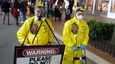 Denizens Brewing Co. menyelenggarakan "zombie walk" untuk perayaan Halloween 2017 di Silver Spring, MD, AS.