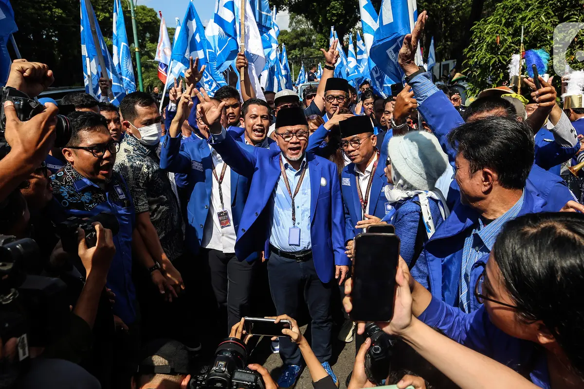 Zulkifli Hasan Pimpin Rombongan PAN Daftar Bacaleg ke KPU