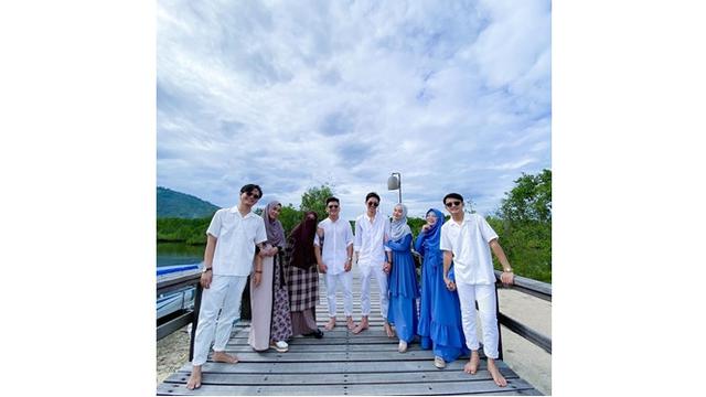 Cerai Usai 11 Tahun Menikah, Ini 6 Potret Kenangan Dodi Hidayatullah dan Istri