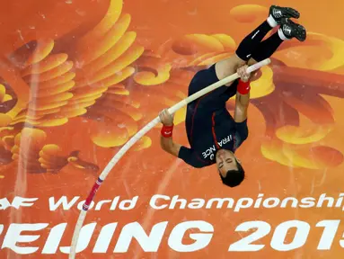 Atlet lompat galah Perancis, Renaud Lavillenie beraksi selama IAAF World Championships ke-15 di Stadion Nasional di Beijing, Cina, (24/8/2015). Renaud pernah memecahkan rekor dunia melompat dengan dengan ketinggian 6,16 m. (Reuters/Fabrizio Bensch)