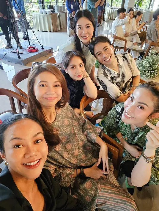 Yura Yunita tampil stylish dalam balutan kemeja panjang dan celana panjang berwarna senada. [@mrsayudewi/@alyssadaguise/@mahalini/@vidialdiano].