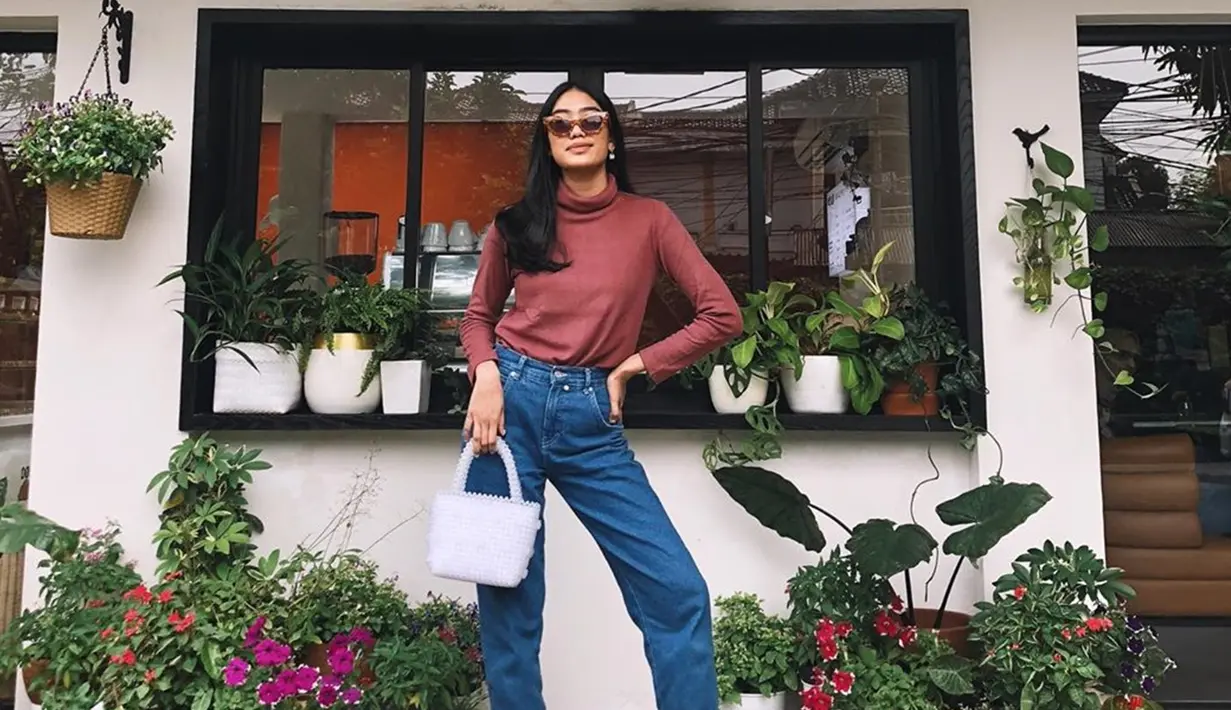 Penyanyi 25 tahun ini juga bisa tampil santai dengan kaos merah yang dipadukan dengan celana jeans. Tak lupa dengan kacamata hitam yang membuat gaya penyanyi ini semakin kece. (Liputan6.com/IG/alikaislamadina)