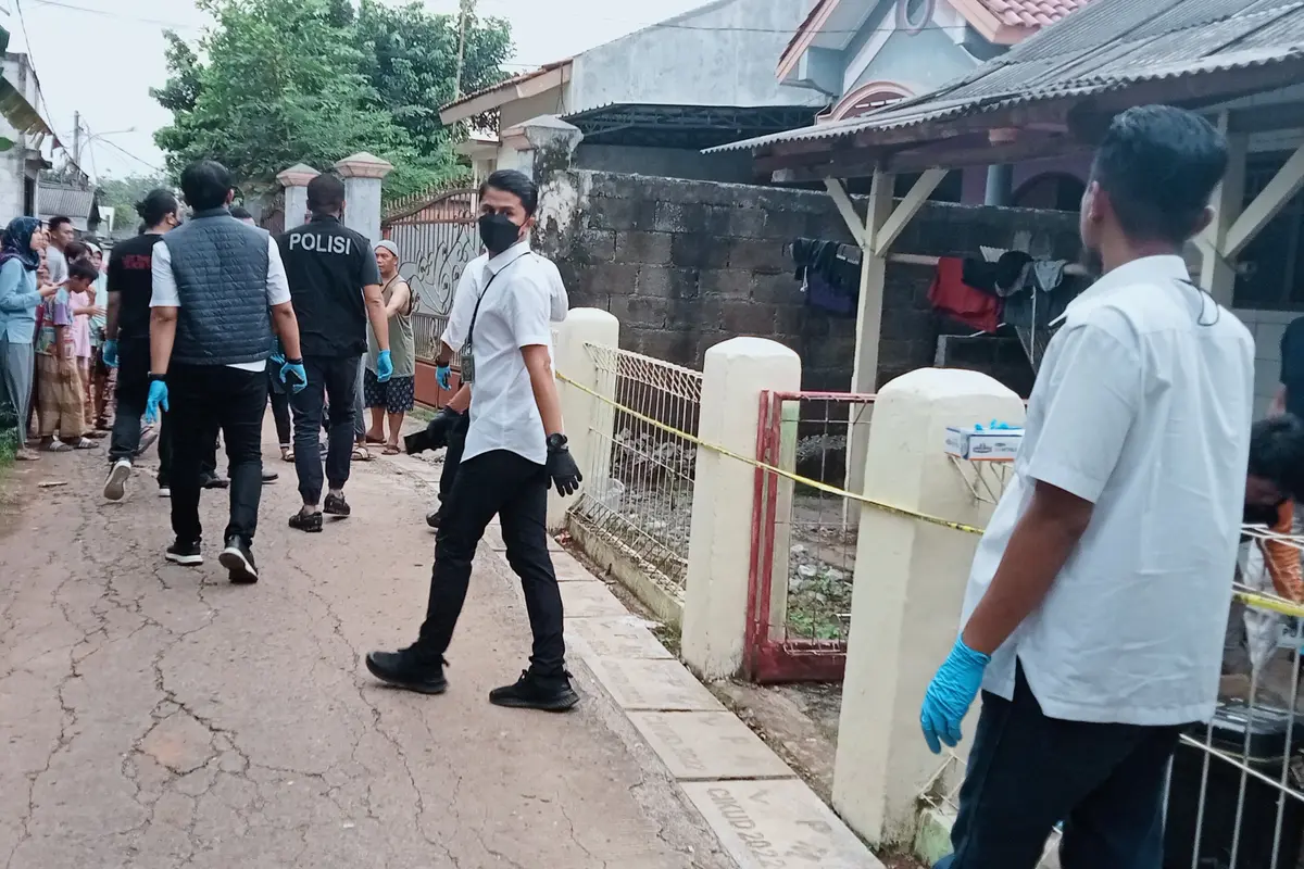 Tim Puslabfor Mabes Polri membawa sejumlah sampel saat olah TKP ulang di rumah keluarga di Bekasi yang diduga keracunan.