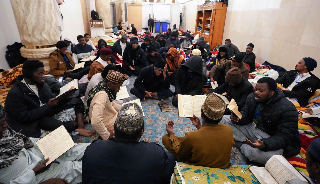 Ini adalah waktu terbaik untuk meningkatkan intensitas tadarus sebagai penutup Ramadan yang penuh berkah. Tampak dalam foto, umat Muslim Syiah, termasuk pengunjung dari Iran dan lainnya, membaca Al-Quran, saat melaksanakan Itikaf di Masjid Kufa, selatan Baghdad, Irak, pada 12 Maret 2026. (Qassem al-KAABI/AFP)
