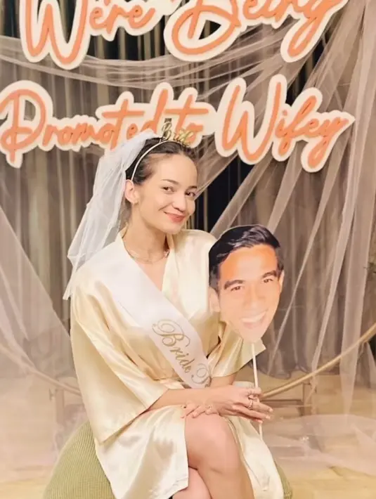 Ia pun diberikan kejutan bridal shower oleh sahabat dengan mengenakan robe satin kuning lengkap dengan bondu bride dan mahkotanya, serta sash putih Bride to Be. credit: @eudiajosephine