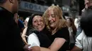 Aktivis politik Venezuela, Dignora Hernandez (kiri) dipeluk oleh pendukungnya setelah dibebaskan dari tahanan, Minggu 8 Februari 2026. Sejak Januari 2026, proses pembebasan tahanan politik di Venezuela mengalami percepatan signifikan. (AP Photo/Ariana Cubillos)