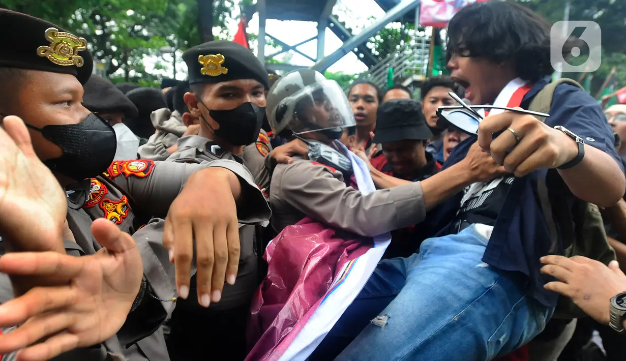 Mahasiswa berusaha menerobos barikade polisi yang dikerahkan dalam demonstrasi menolak kenaikan harga BBM di kawasan Patung Kuda, Jakarta, Kamis (8/9/2022). Sempat memanas, aksi saling dorong massa dengan petugas kepolisian pun tak terhindarkan. (merdeka.com/Arie Basuki)