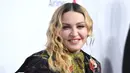 Madonna terbiasa melakukan sesuatunya sendiri. Hal itu yang sering membuat para kru bingung. Ia pun terkenal sebagai selebriti yang tak pernah mau di atur. (ANGELA WEISS / AFP)
