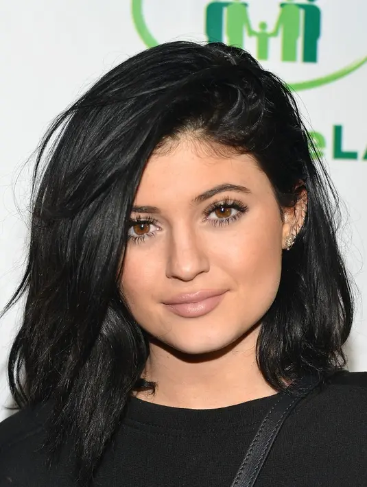 Kekasih Tyga ini mengatakan beberapa topik yang membuat publik tercengang. Salah satunya, soal perubahan pada bibirnya, Kylie merombak bibirnya supaya lebih seksi.  (AFP/Bintang.com)