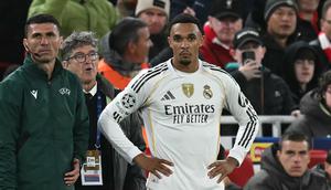 Bek Real Madrid, Trent Alexander-Arnold, menunggu untuk masuk sebagai pemain pengganti dalam pertandingan sepak bola fase liga Liga Champions UEFA antara Liverpool dan Real Madrid di Anfield, Liverpool, Inggris barat laut, pada 4 November 2025. (Paul ELLIS / AFP)