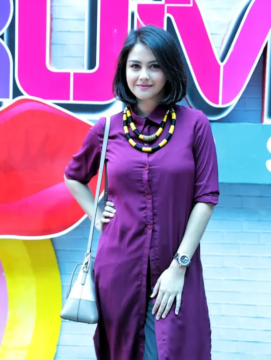 Revalina S Temat mengakui, bahwa perkenalannya dengan sang suami, Rendy Aditya Gunawan melalui seorang temannya. Awalnya tidak memiliki niat untuk serius. Hanya sekedar kenal. (Adrian Putra/Bintang.com)