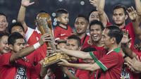 Presiden Joko Widodo, menyerahkan trophy Piala Presiden kepada kapten Persija Jakarta, Ismed Sofyan, di SUGBK, Jakarta, Sabtu (17/2/2018). Persija menang 3-0 atas Bali United. (Bola.com/Vitalis Yogi Trisna)
