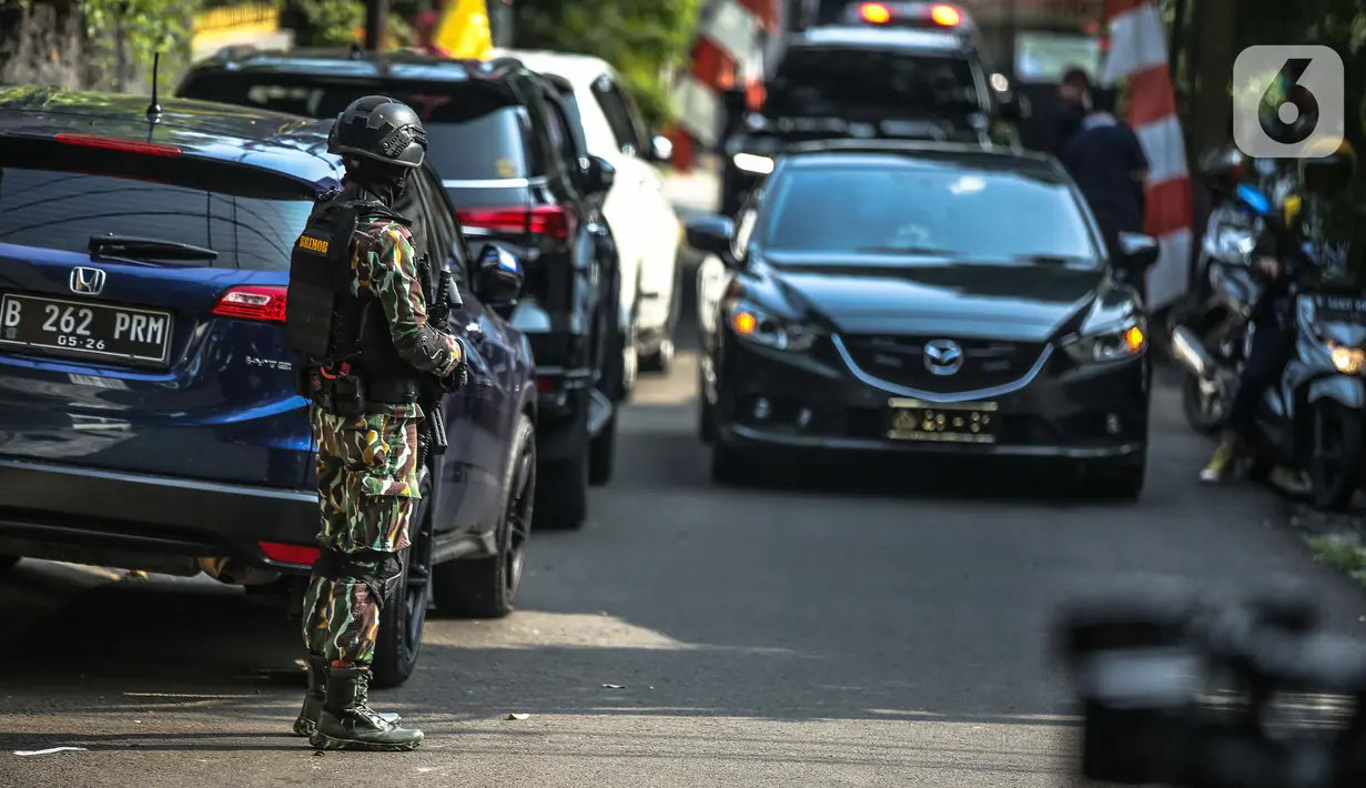 Anggota Brimob berjaga di depan rumah pribadi Irjen Ferdy Sambo di Jalan Saguling, Duren Tiga, Jakarta, Selasa (30/8/2022). Kepolisian melakukan rekonstruksi dugaan pembunuhan  Brigadir J alias Nofriansyah Yosua Hutabarat di rumah pribadi Irjen Ferdy Sambo dan rumah dinas. (Liputan6.com/Faizal Fanani)