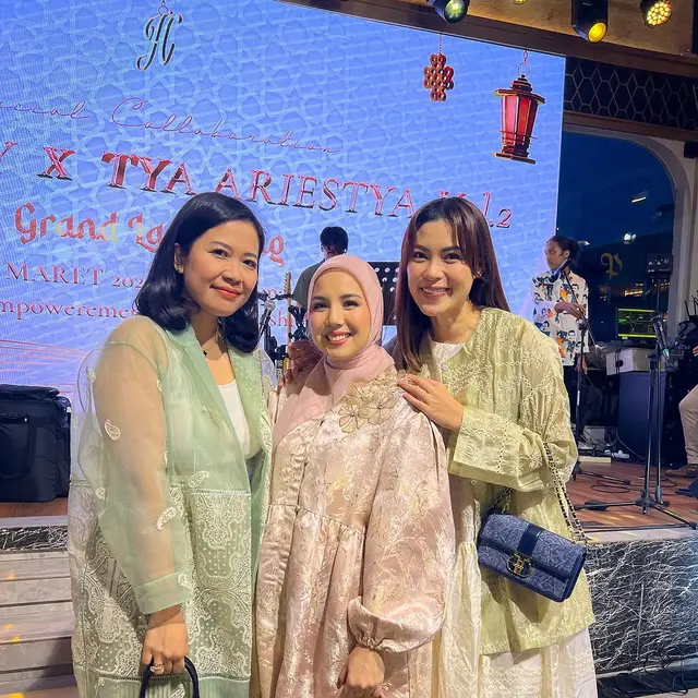 6 Potret Artis di Launching Produk Kolaborasi Tya Ariestya