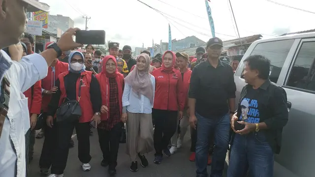 Istri Calon Presiden (Capres) nomor urut 3 Ganjar Pranowo, Siti Atikoh blusukan di Pasar Modern Unit Dua, Banjar Agung, Lampung, Kamis (11/1/2024).