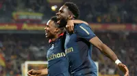 Penyerang Prancis Lens #11 Odsonne Edouard (kanan) merayakan gol kedua timnya bersama gelandang Mali Lens #08 Mamadou Sangare selama pertandingan sepak bola L1 Prancis antara RC Lens dan OGC Nice di Stade Bollaert-Delelis di Lens, Prancis utara, pada 14 Desember 2025.
Francois (LO PRESTI / AFP)
