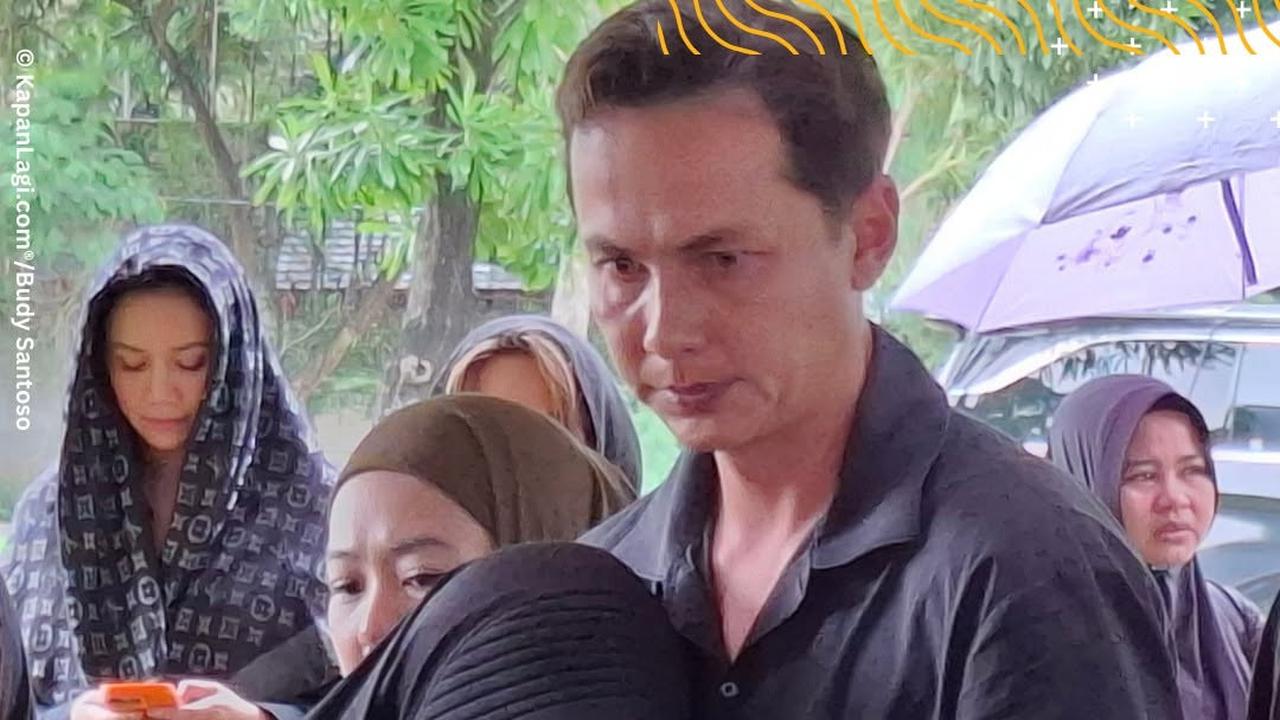 Pemakaman Ibu Ussy Sulistiawaty