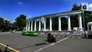 Pengendara melintasi jalan yang sepi di Kawasan Tugu Kujang, Bogor, Jawa Barat, Rabu (15/4/2020). Pemerintah telah resmi menerapkan Pembatasan Sosial Berskala Besar (PSBB) di wilayah Bogor per hari ini dalam rangka percepatan penanganan COVID-19. (merdeka.com/Arie Basuki)
