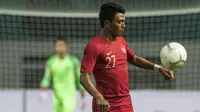 Striker Timnas Indonesia, Dedik Setiawan, mengontrol bola saat melawan Mauritius pada laga uji coba di Stadion Wibawa Mukti, Jawa Barat, Selasa (11/9/2018). Indonesia menang 1-0 atas Mauritius. (Bola.com/Vitalis Trisna)
