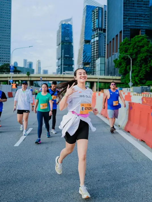 Tak hanya menunjukan potretnya dengan medali, Aaliyah juga memperlihatkan semangatnya saat berlari. [Foto: Instagram/aaliyah.massaid]