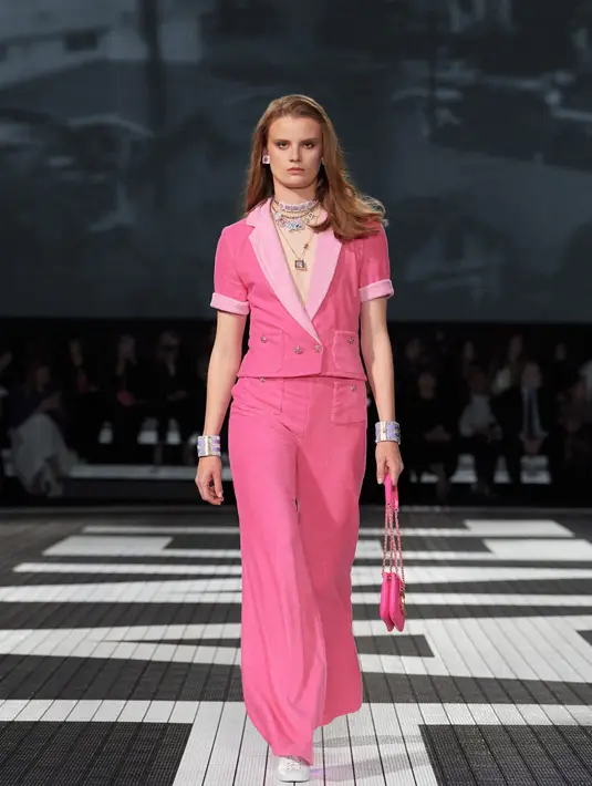 Semangat ini memancar melalui berbagai aksesori yang menonjolkan rhinestone, naungan ombre, dan kulit metalik. Ini adalah koleksi yang menawarkan untuk menghirup udara segar, menikmati perjalanan dan fantasi yang ringan, serta membahagiakan. Foto: Document/Chanel.