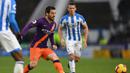 Aksi David Sila melakukan operan pendek pada laga lanjutan Premier League yang berlangsung di stadion John Smith, Huddersfield, Minggu (20/1). Manchester City menang 3-0 atas Huddersfield. (AFP/Paul Ellis)