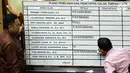 Petugas menulis perolehan suara pada pleno pemilihan dan penetapan Capim KPK di ruang rapat Komisi III DPR RI, Senayan, Jakarta, Jumat (13/9/2019) dini hari. Calon Pimpinan KPK Irjen Pol Firli Bahuri terpilh sebagai Ketua KPK 2019-2023 dengan perolehan 56 suara. (Liputan6.com/Johan Tallo)