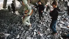 Anak-anak Palestina memeriksa puing-puing bangunan yang rusak milik Kementerian Wakaf Agama, yang digunakan sebagai tempat penampungan bagi pengungsi di kawasan Zeitoun, Kota Gaza, pada Kamis 20 November 2025, sehari setelah bangunan tersebut menjadi sasaran serangan militer Israel. Militer Israel kembali melancarkan rangkaian serangan ke sejumlah wilayah Gaza pada Rabu (19/11/2025). (Omar AL-QATTAA/AFP)