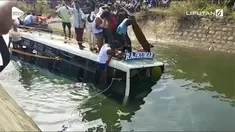 Sebanyak 25 orang tewas ketika sebuah bus jatuh ke sebuah kanal di bagian selatan India. Banyak di antara para korban adalah siswa sekolah.