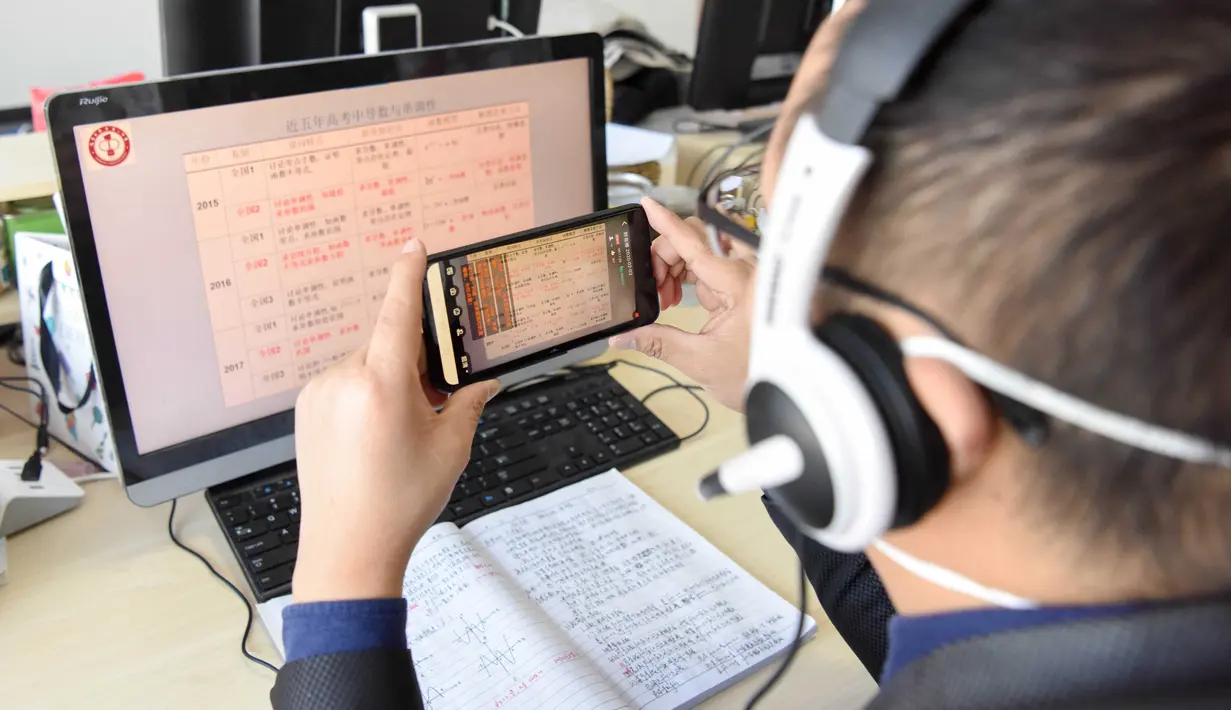 Guru Liu Feng mengajar secara daring (online) untuk siswanya di sebuah sekolah menengah di Urumqi, Daerah Otonom Uighur Xinjiang, China, 3 Februari 2020. Demi mencegah dan mengendalikan penyebaran wabah virus corona, sekolah-sekolah di Xinjiang menunda dimulainya semester baru. (Xinhua/Ding Lei)