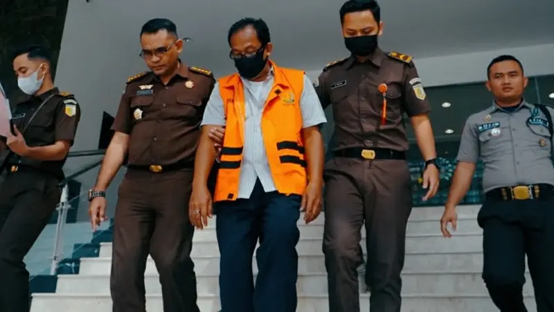 Petugas Kejati Riau menggiring tersangka korupsi APBD Indragiri Hulu setelah menyerahkan diri.