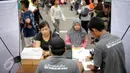 Petugas KPUD Jakarta saat melakukan pemeriksaan data pemilih yang terdaftar sebagai pemilih tetap jelang Pilkada DKI 2017 putaran kedua, di kawasan Bundaran HI, Jakarta, Minggu (26/3). (Liputan6.com/Faizal Fanani)