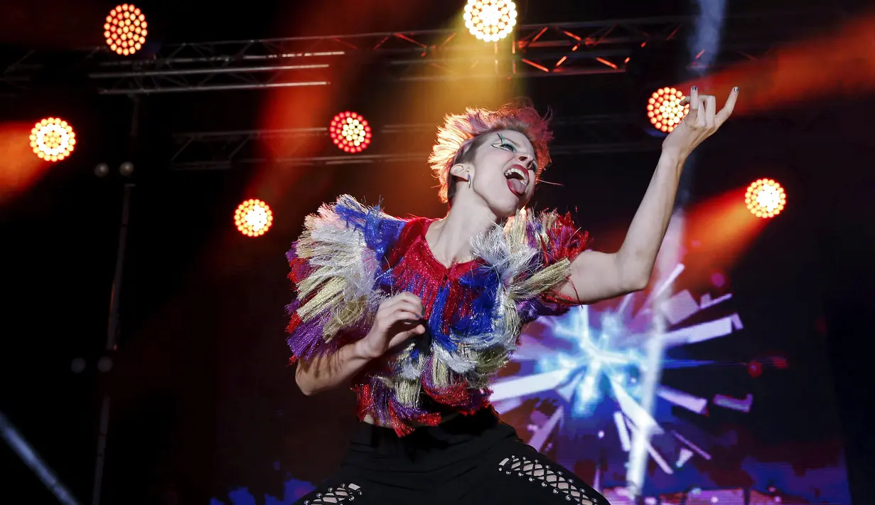 Kate 'KitKat' Rose dari AS saat tampil selama final Air Guitar World Championships di Oulu, Finlandia, (24/8). Kejuaraan ini pertama kali diadakan pada tahun 1996. (AFP Photo/Lehtikuva/Eeva Riihelä)