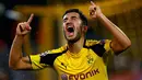 Gelandang Dortmund, Nuri Sahin melakukan selebrasi setelah mencetak gol ke gawang Legia Warszawa pada pertandingan Grup F Liga Champiosn di Signal Iduna Park, Jerman (23/11). Dortmund menang telak atas Legia dengan skor 8-4. (REUTERS/Wolfgang Rattay)