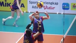 Pemain Jakarta Electric PLN, Yolla Yuliana melompat untuk melepaskan spike menyambut umpan Tisya Amallya Putri saat menghadapi Jakarta Popsivo Polwan pada laga seri keempat putaran pertama PLN Mobile Proliga 2024 di GOR Tri Dharma Petrokimia, Gresik, Jawa Timur, Kamis (16/5/2024). Jakarta Electric PLN kalah 1-3 (23-25, 21-25, 25-19 dan 15-25). (Dok. PBVSI)