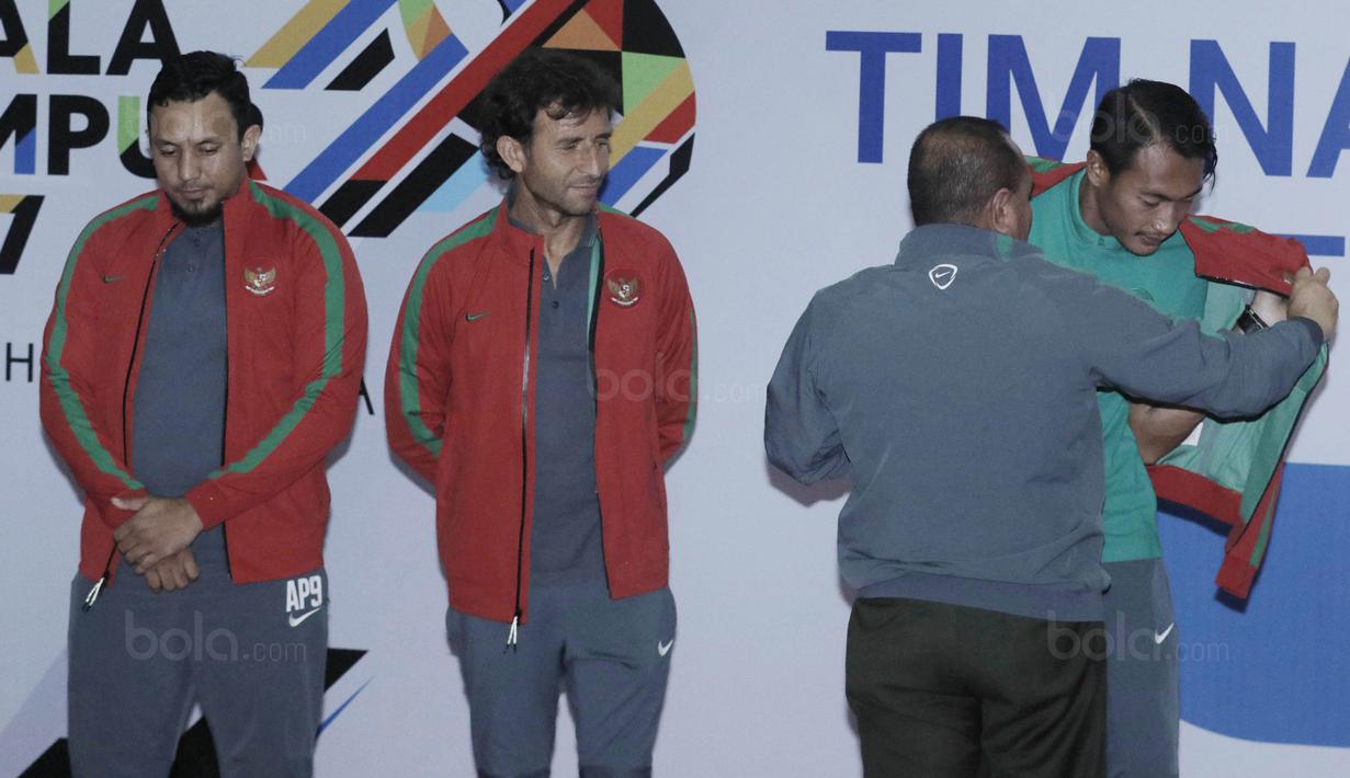 Ketua PSSI, Edy Rahmayadi, memasangkan jaket kepada Kapten Timnas U-22, Hansamu Yama, saat acara pelepasan di Makostrad, Jakarta, Kamis (10/8/2017). PSSI resmi melepas para atlet untuk berlaga di Sea Games 2017 Malaysia. (Bola.com/M Iqbal Ichsan)
