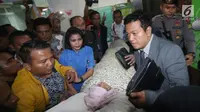 Ketua DPR, Setya Novanto saat dibawa keluar dari RS Medika Permata Hijau, Jakarta, Jumat (17/11). Setnov akan dipindah ke RS Cipto Mangunkusumo. (Liputan6.com/Helmi Fithriansyah)