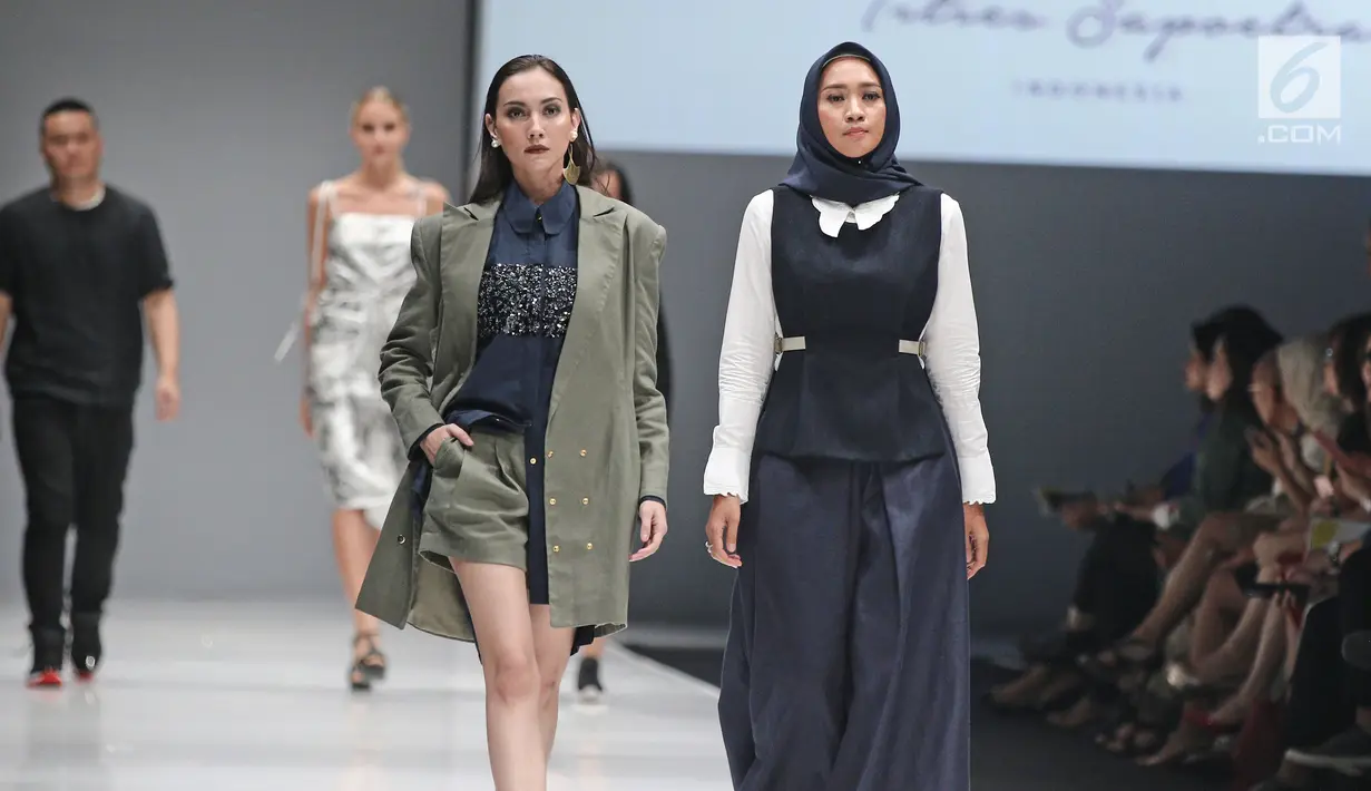 Model dan perancang busana berjalan diatas catwalk menujukkan karyanya di Jakarta Fashion Week 2018 di Senayan City, Jakarta, Sabtu (21/10). Sebanyak 175 desainer lokal dan internasional akan memamerkan koleksi teranyarnya. (Liputan6.com/Herman Zakharia)