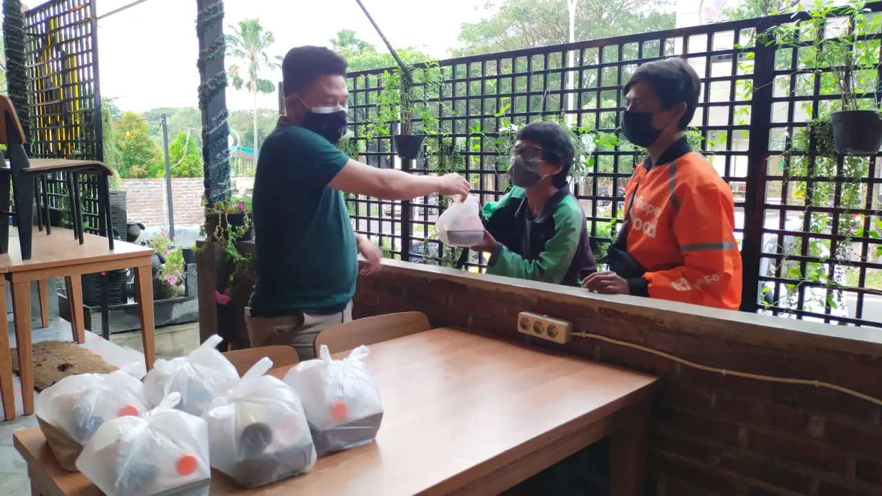 Jonsun Wakum membagikan paket makanan dan jamu herbal buatannya. (Dian Kurniawan/Liputan6.com)