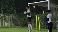 Syahrul Trisna Fadillah menjadi salah satu kiper yang dipanggil ke Timnas Indonesia. Penampilan apiknya bersama Persikabo 1973 di BRI Liga 1 membuat Shin Tae-yong tertarik menggunakan jasanya. (Bola.com/M Iqbal Ichsan)