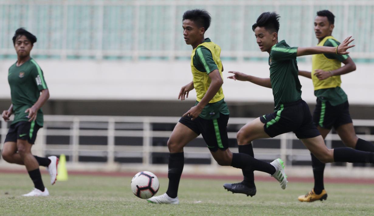 Pemain Timnas Indonesia U-19, David Maulana, menggiring bola saat latihan di Stadion Pakansari, Bogor, Senin (30/9). Latihan ini merupakan persiapan jelang Piala AFF U-19 di Vietnam. (Bola.com/Vitalis Yogi Trisna)