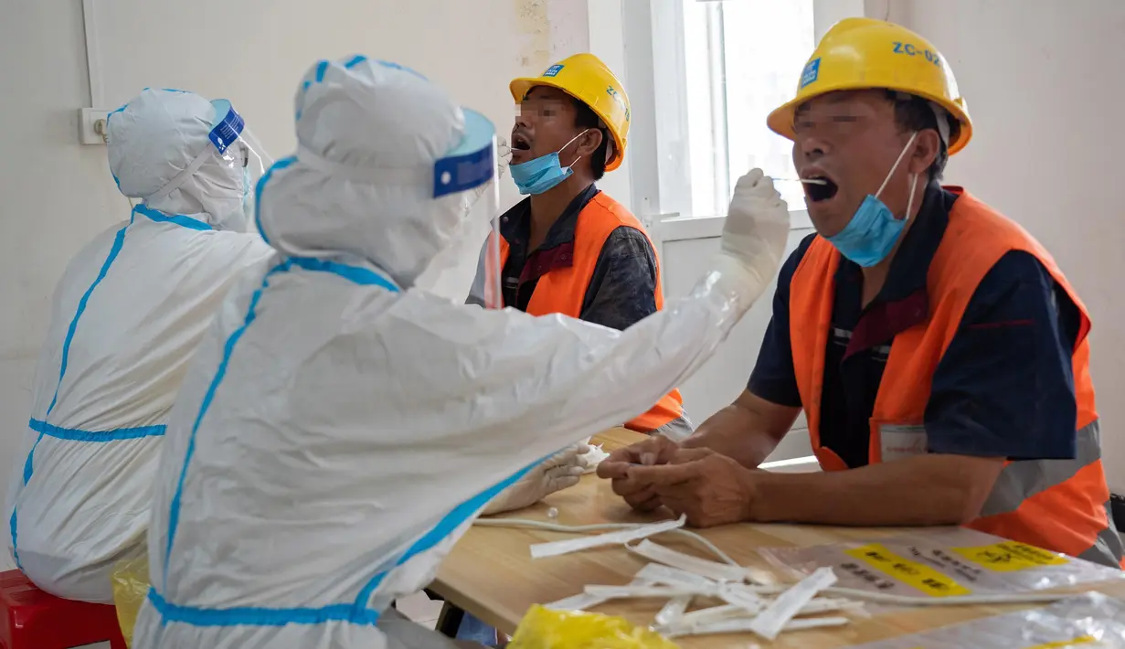 Staf medis mengambil sampel usap tenggorokan dari para pekerja konstruksi di lokasi pengambilan sampel sementara di Distrik Daxing, Beijing, China (2/7/2020). Sebanyak 1.353 pekerja di lokasi konstruksi tersebut menjalani pengambilan sampel tes asam nukleat pada Kamis (2/7). (Xinhua/Cai Yang)
