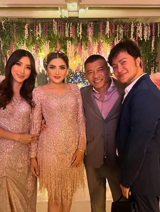 Selanjutnya, Ashanty berganti pakaian. Kali ini memilih mengenakan gaun berpayet dengan model rumbai-rumbai di bagian bawah.  @upanduvan