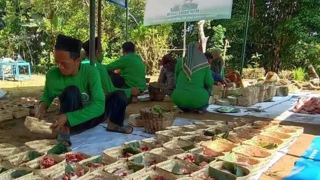 Ilustrasi pembagian daging kurban dengan besek (Istimewa)