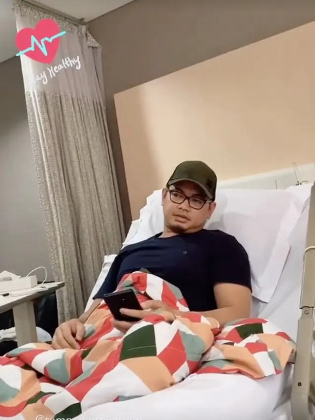 Cedera Di Bagian Lutut, Ini 6 Potret Tommy Kurniawan Usai Operasi. (Sumber: Instagram/tommykurniawann dan Instagram/lisyanurrahmii)