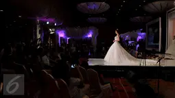 Suana saat fashion show gaun pengantin bertema "Wedding Open House" di Jakarta, (20/2). Pameran Fashion Show Wedding Open House ini di gelar dari tanggal 20 - 21 Februari 2016.(Liputan6.com/JohanTallo)