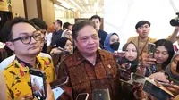 Menteri Koordinator Perekonomian, Airlangga Hartarto dalam konferensi pers perkembangan isu perekonomian terkini, di Kantor Kemenko, Jakarta, Kamis (18/4/2024). (Tira/Liputan6.com)