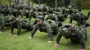 Rekrutan sukarela perempuan menghadiri program pelatihan tiga bulan di pangkalan militer di Bogota, Kolombia, Senin, 6 Maret 2023. Setelah larangan 25 tahun, tentara Kolombia sekali lagi mengizinkan wanita untuk bergabung dengan barisannya melalui dinas militer sukarela, yang merupakan persyaratan bagi pria. (AP Photo/Fernando Vergara)