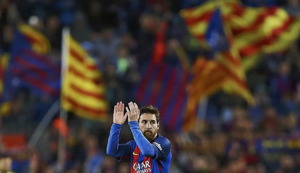 Bintang Barcelona, Lionel Messi, menyapa suporter usai mengalahkan Osasuna  pada laga La Liga di Stadion Camp Nou, Barcelona, Rabu (26/4/2017). Barcelona menang 7-1 atas Osasuna. (EPA/Alejandro Garcia)